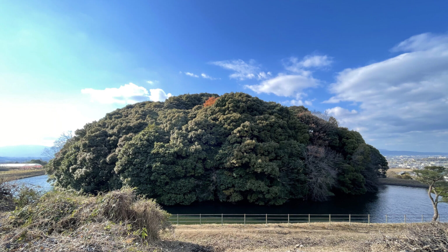 行燈山古墳｜実在した最初の天皇、崇神天皇とは【天皇陵の畔で Part1】 史跡ナビ
