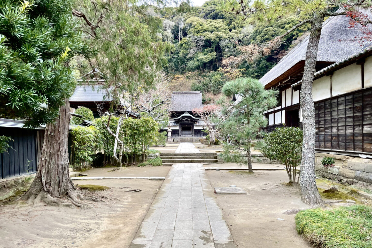 円覚寺|北条時宗による禅寺。貞時から変わりゆく鎌倉時代後期の得宗専制 - 史跡ナビ
