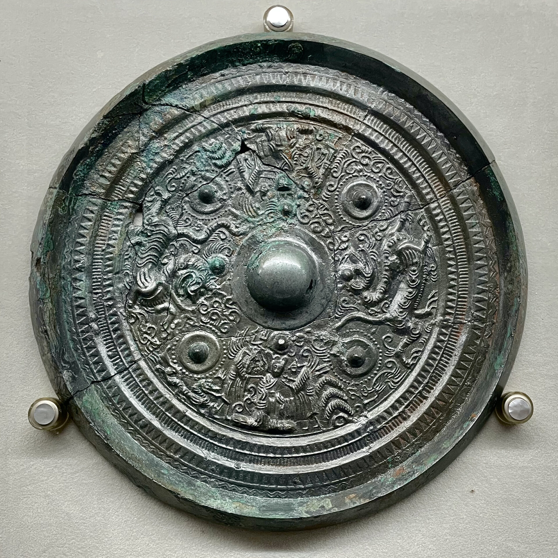 黒塚古墳｜巨大な竪穴式石室から大量に出土した三角縁神獣鏡って