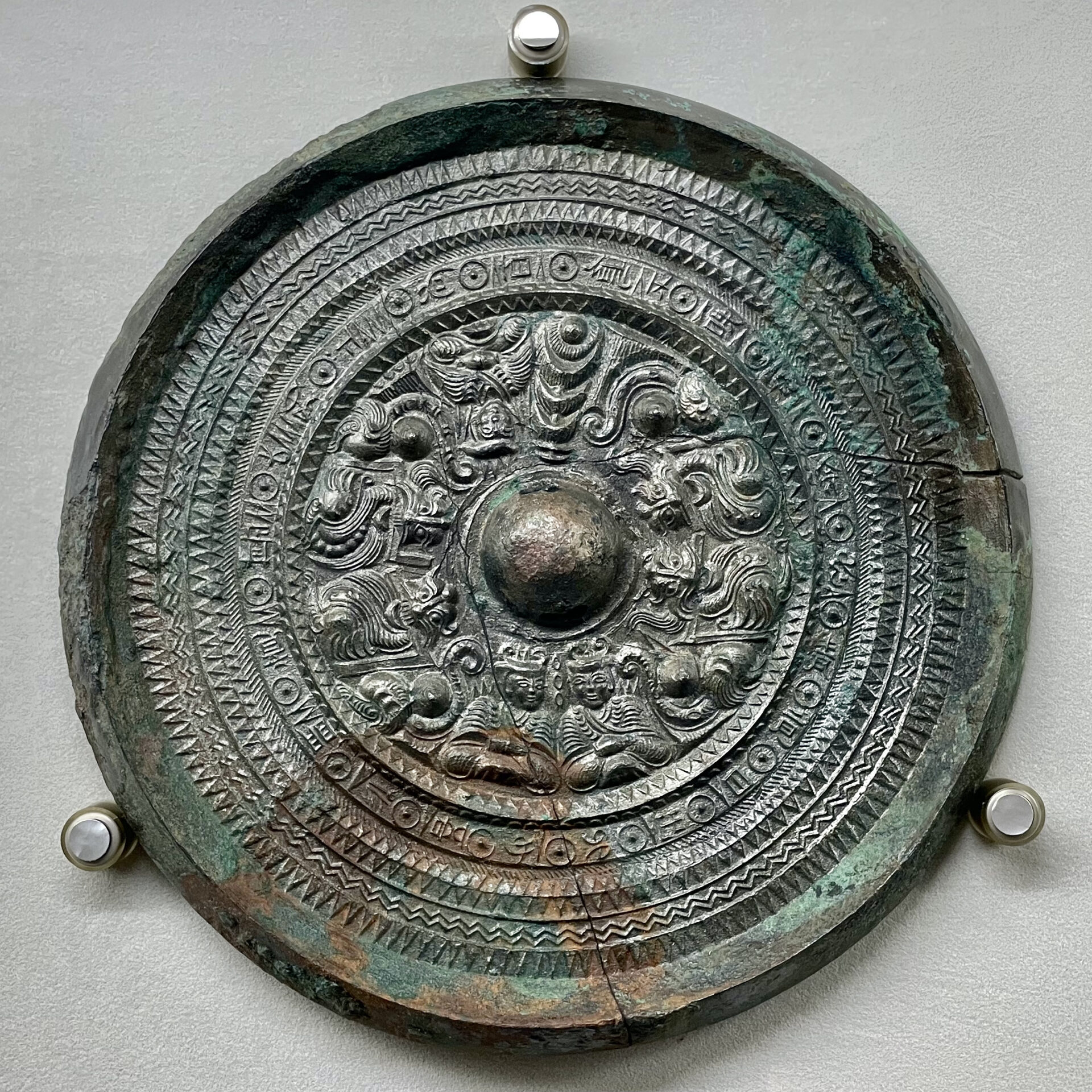 黒塚古墳｜巨大な竪穴式石室から大量に出土した三角縁神獣鏡って