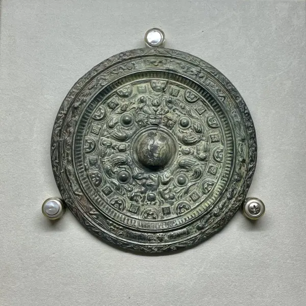 黒塚古墳｜巨大な竪穴式石室から大量に出土した三角縁神獣鏡って