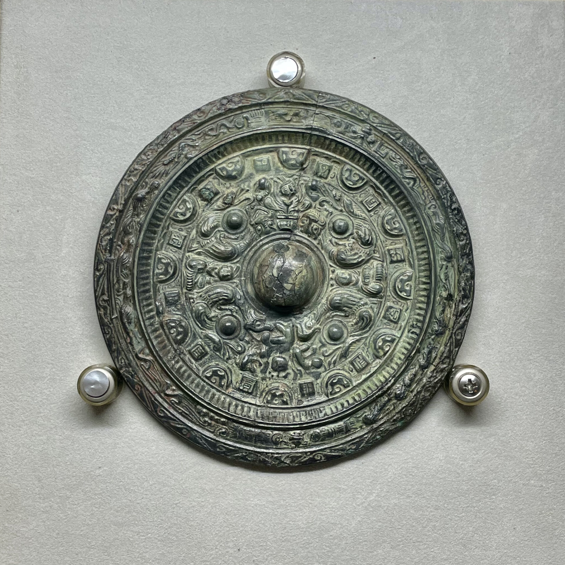 黒塚古墳｜巨大な竪穴式石室から大量に出土した三角縁神獣鏡ってどんな