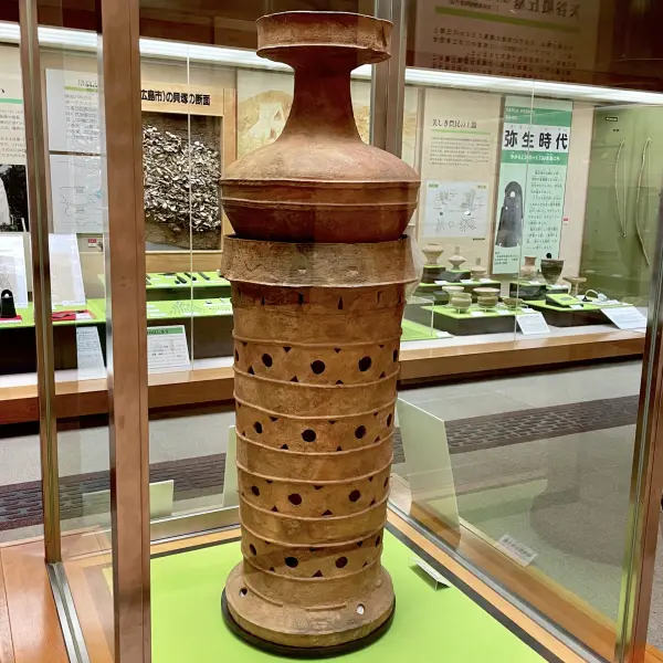 矢谷墳丘墓｜なぜ中国山地の真ん中に？四隅と特殊器台とローマガラスと